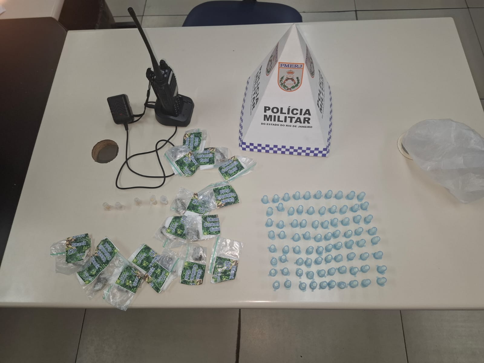 12º BPM apreende drogas em Ponta Negra, Maricá, após informações do Disque Denúncia